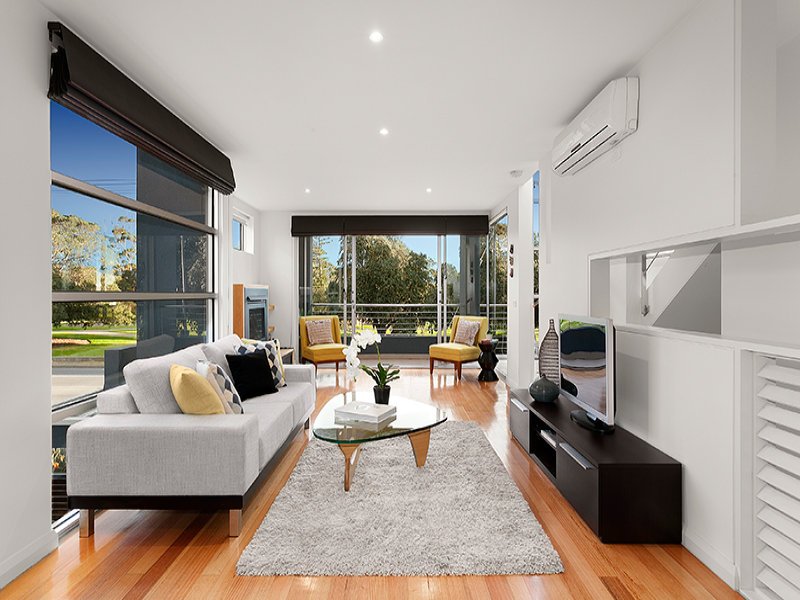 2/135 Ormond Esplanade, Elwood image 2