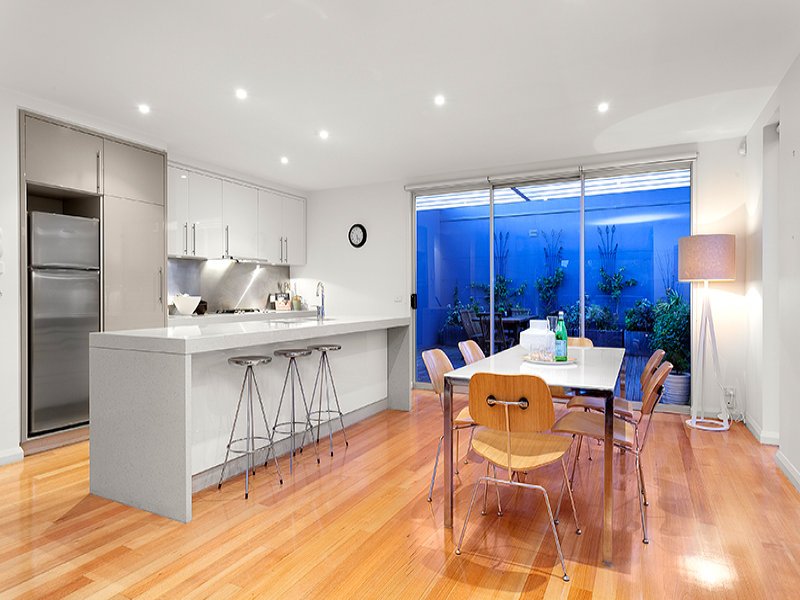 2/135 Ormond Esplanade, Elwood image 3