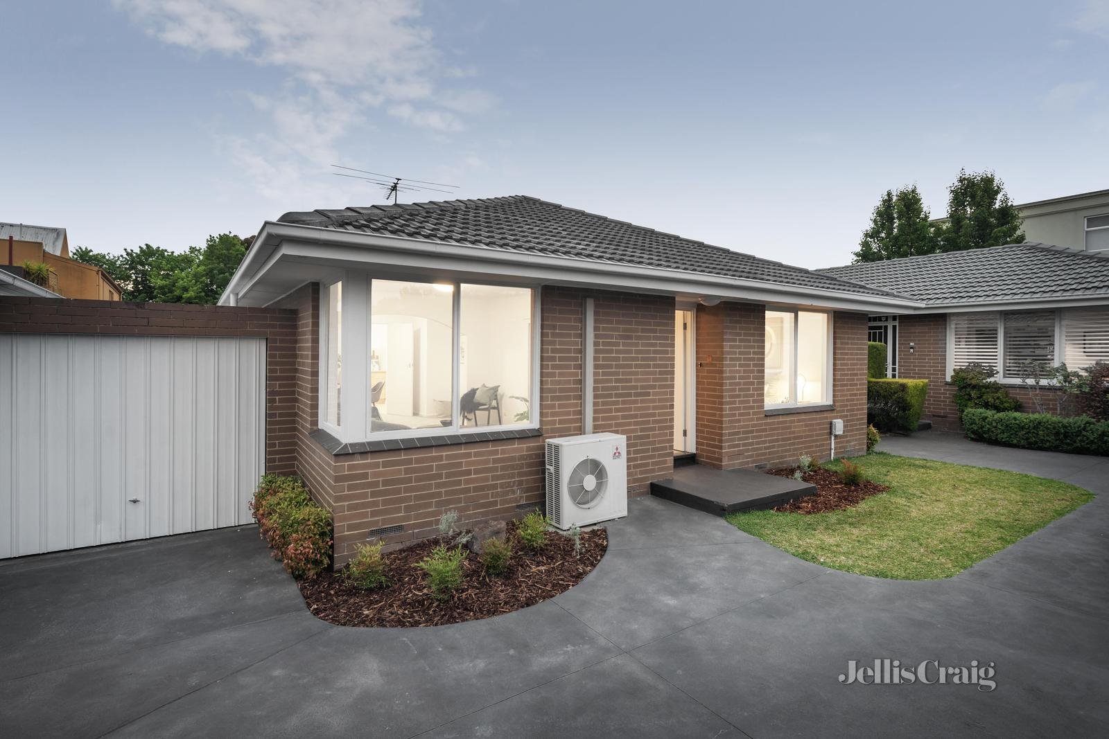 2/136 Windsor Crescent, Surrey Hills image 1