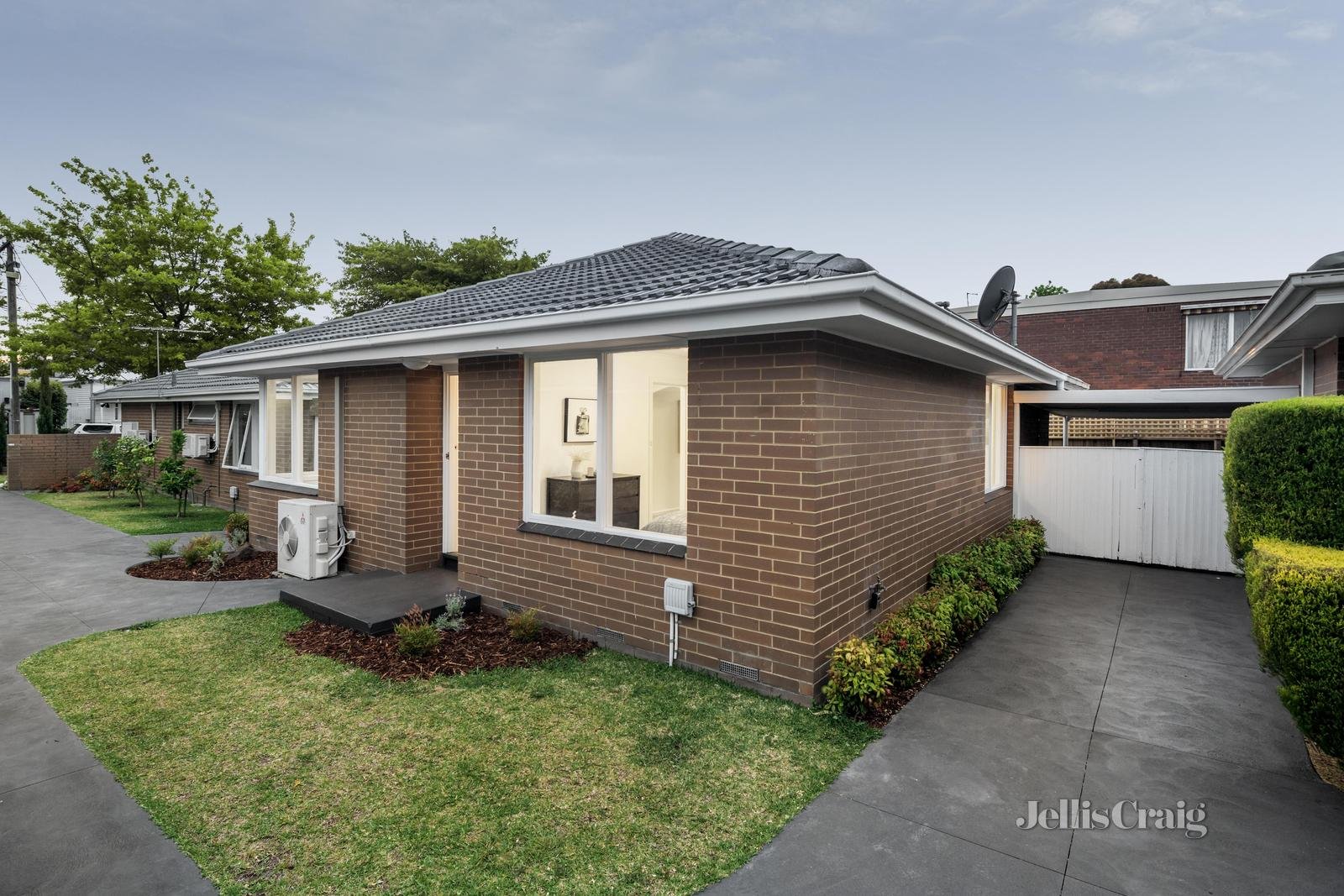 2/136 Windsor Crescent, Surrey Hills image 2