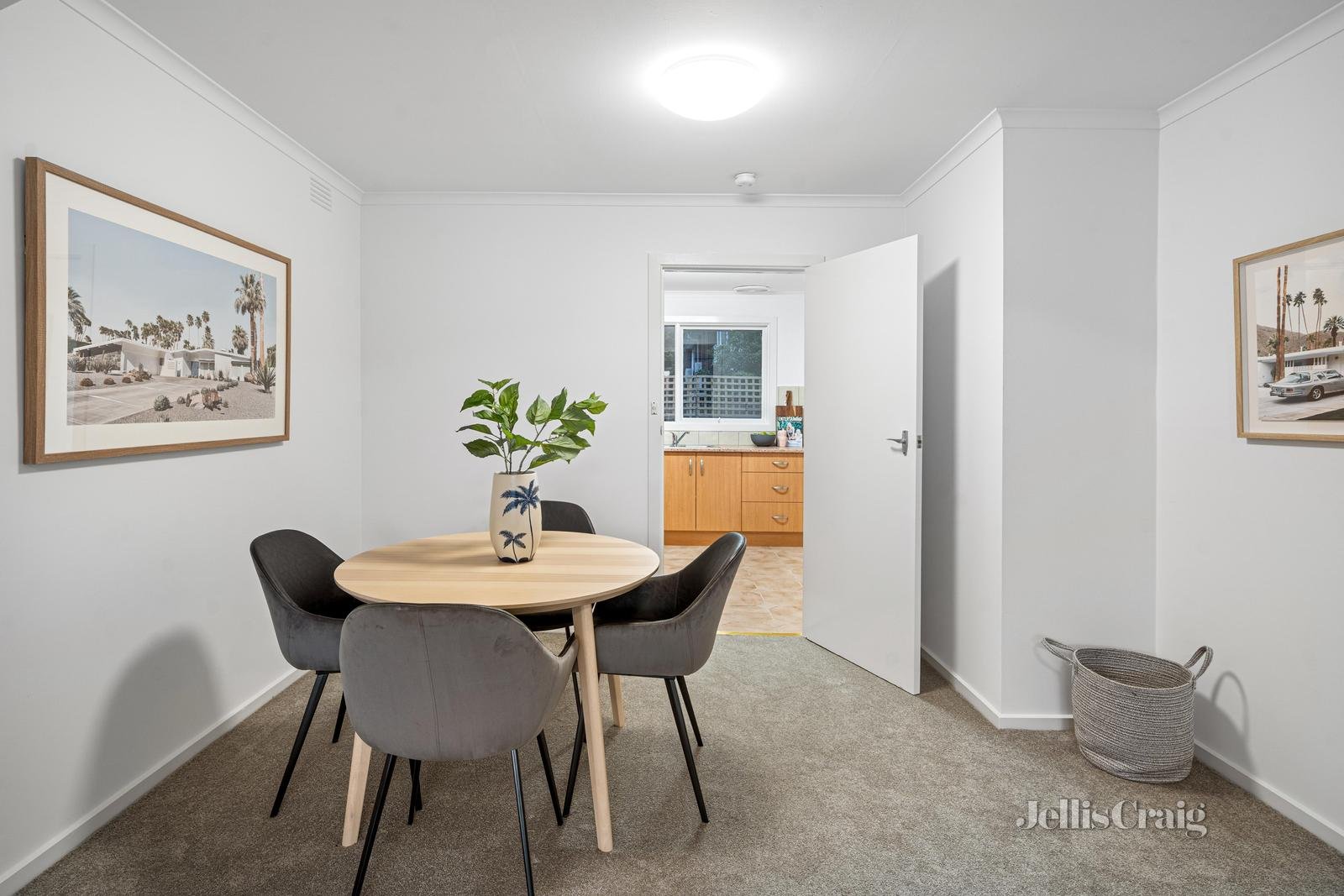 2/136 Windsor Crescent, Surrey Hills image 4