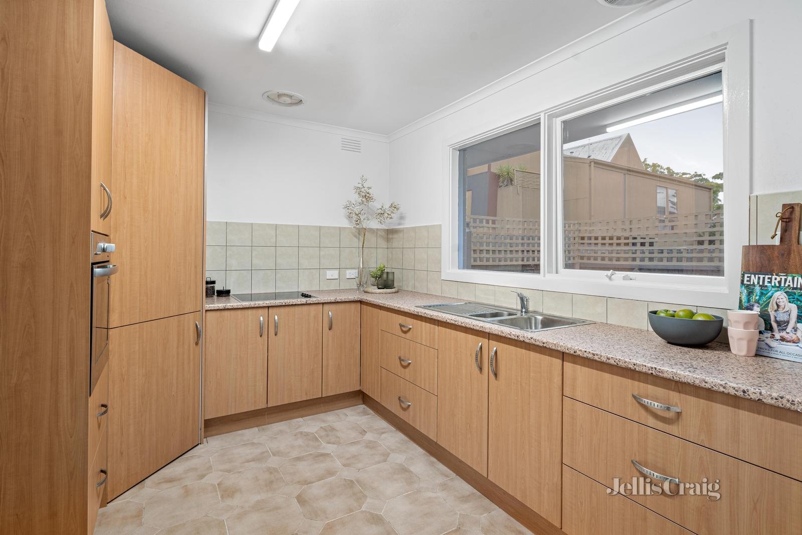 2/136 Windsor Crescent, Surrey Hills image 8