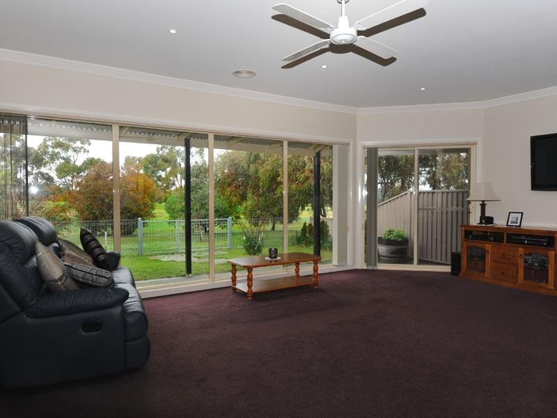 2/137 Bogong Avenue, Invermay Park image 3