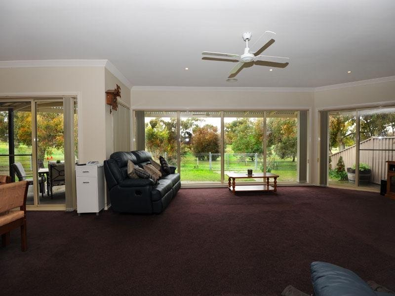 2/137 Bogong Avenue, Invermay Park image 5