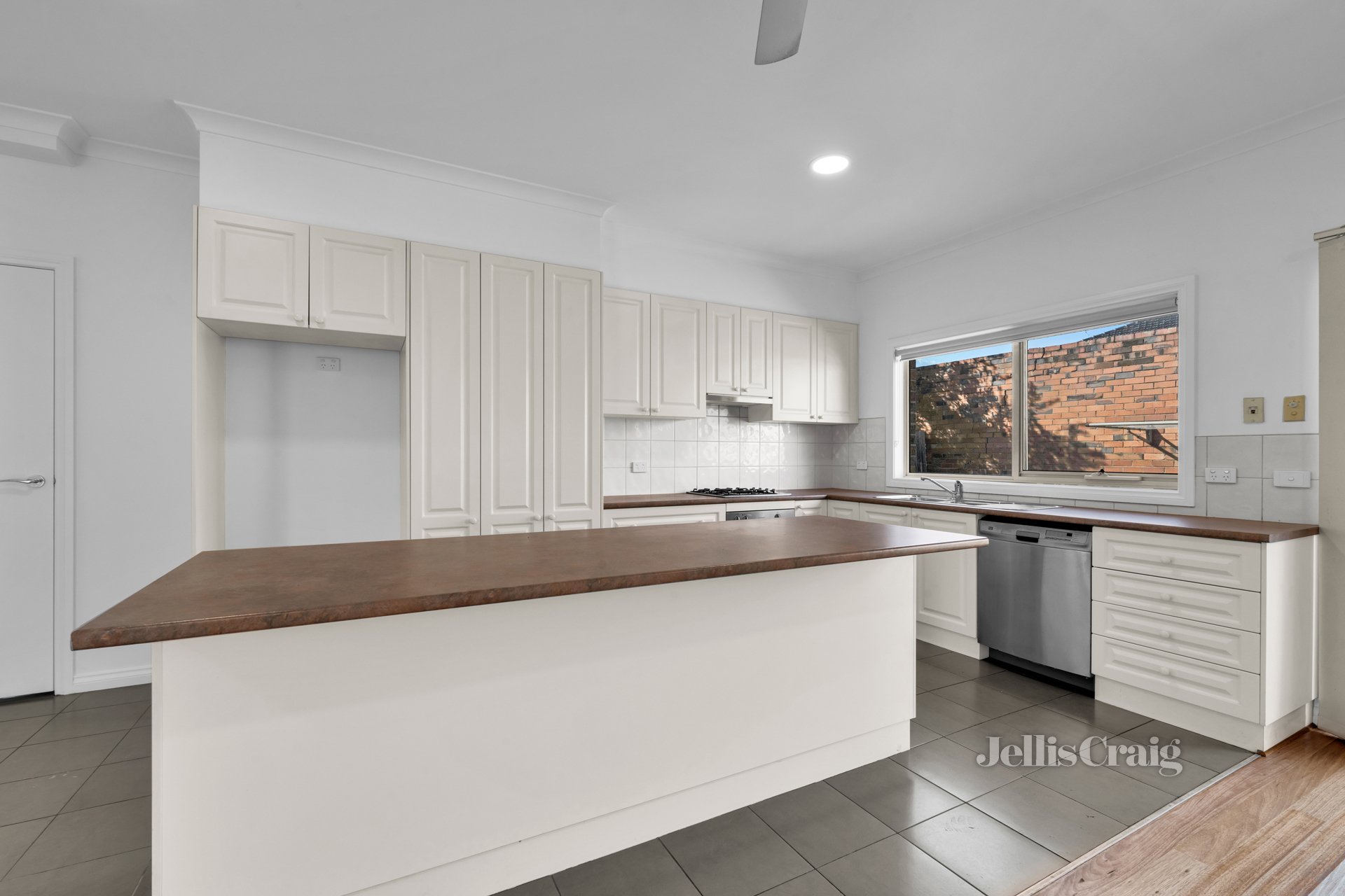 2/1372 Dandenong Road, Hughesdale image 1