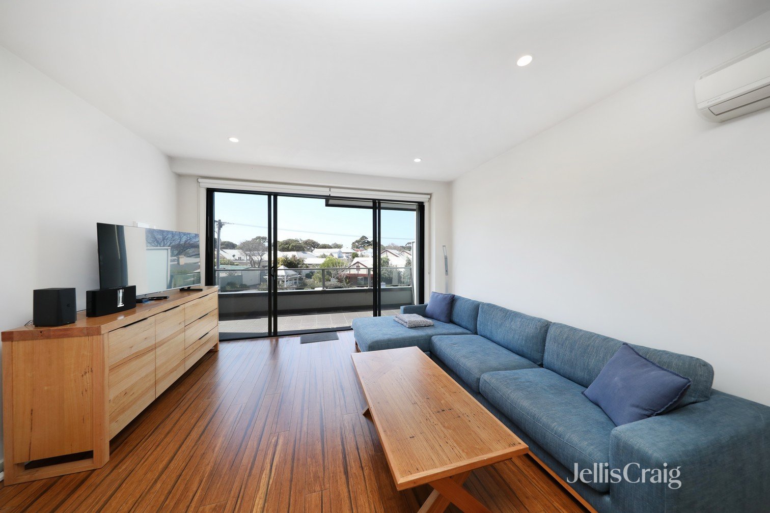 2/139 Railway Place, Williamstown image 2
