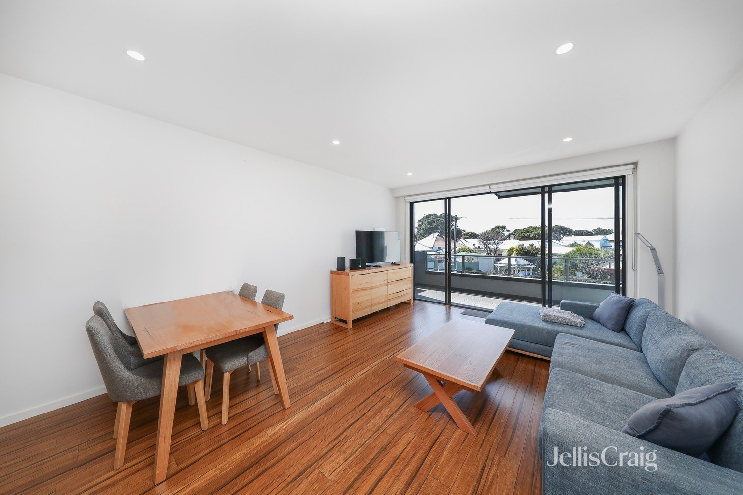 2/139 Railway Place, Williamstown image 3