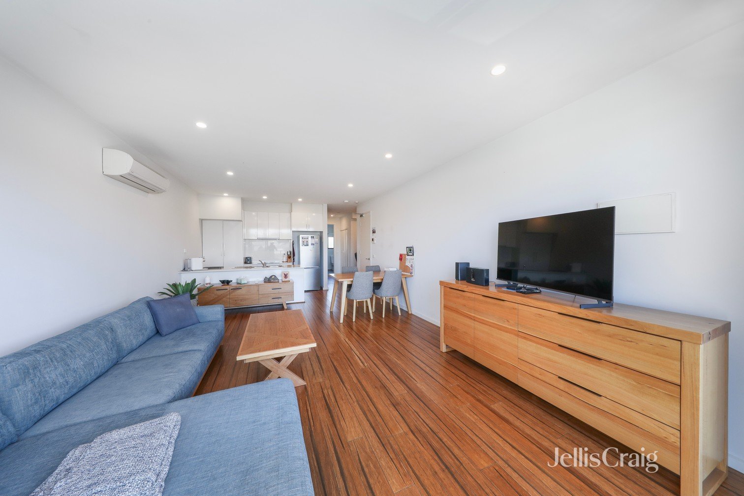 2/139 Railway Place, Williamstown image 4