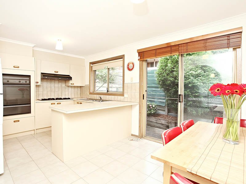 2/14 Andrew Street, Ringwood image 2