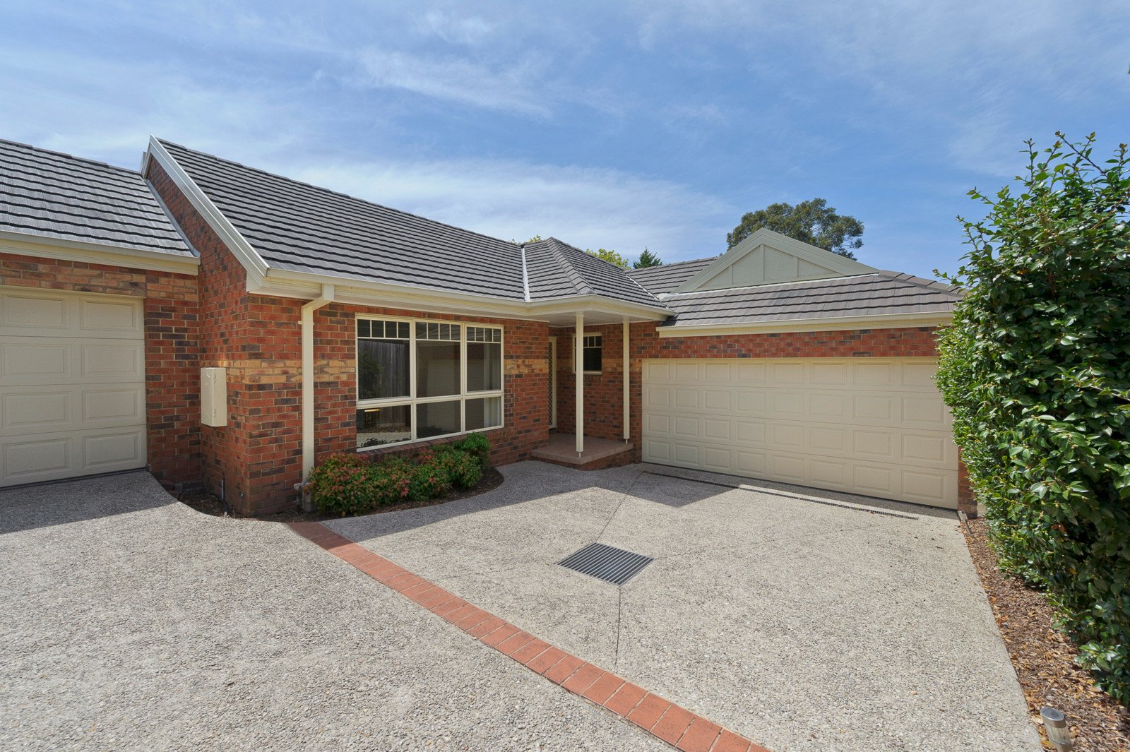 2/14 Hammence Street, Glen Waverley image 1