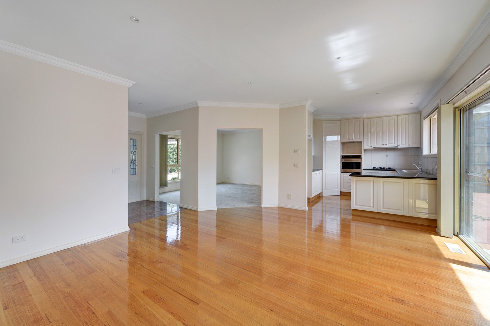 2/14 Hammence Street, Glen Waverley image 3