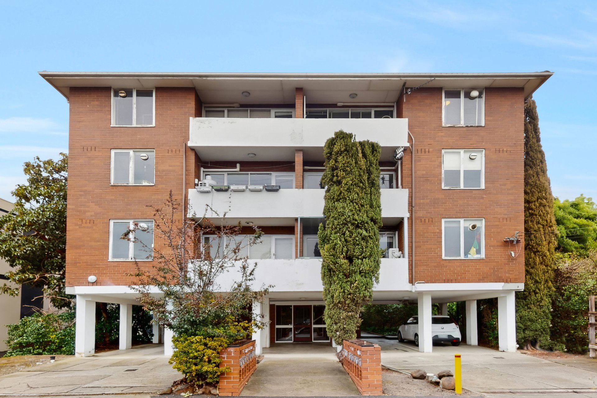 2/14 May Road, Toorak image 1
