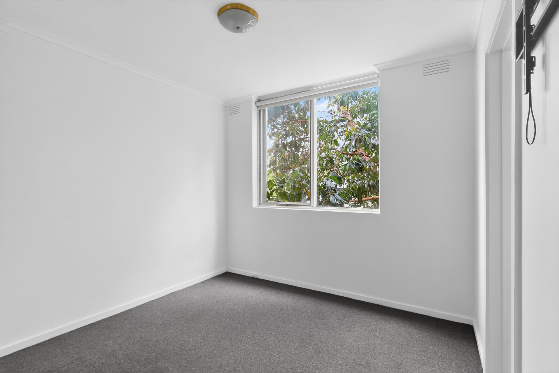 2/14 May Road, Toorak image 3