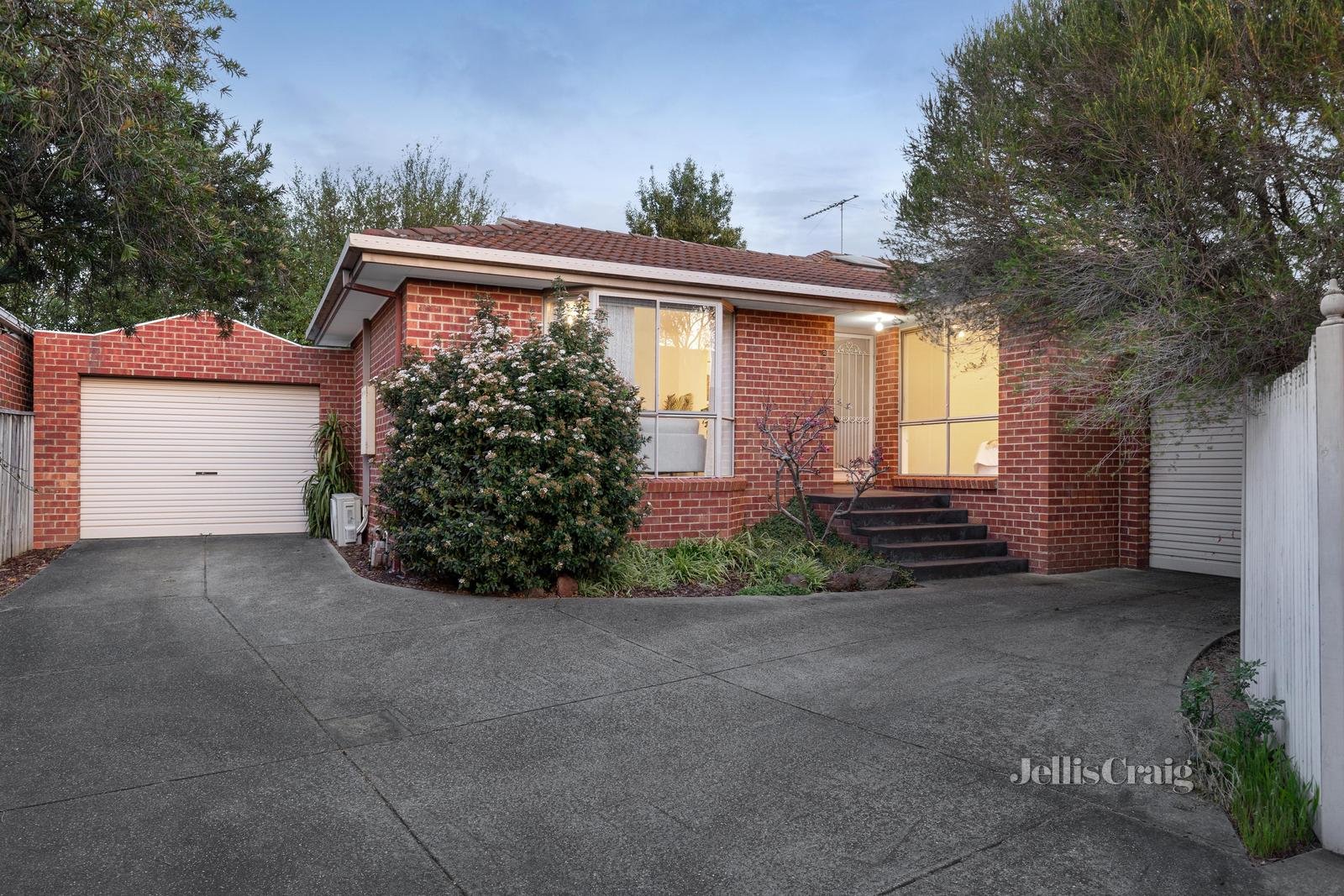 2/14 Munro Street, Macleod image 1