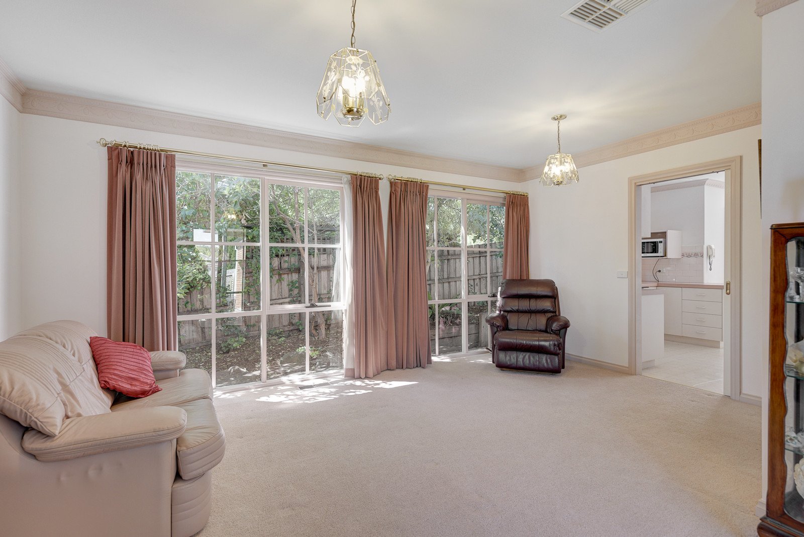 2/14 Oak Street, Surrey Hills image 3