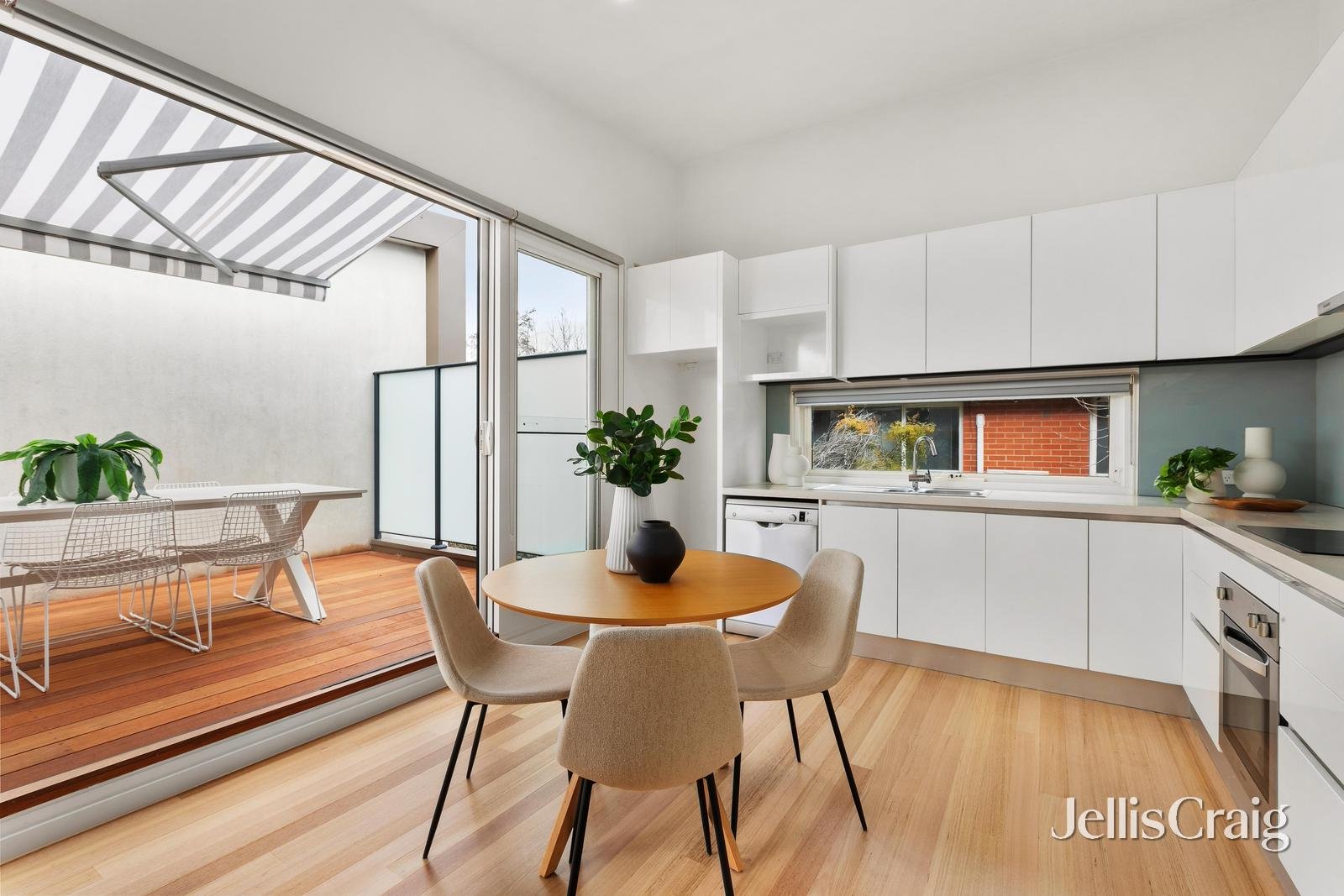 2/14 St Huberts Road, Carnegie image 3