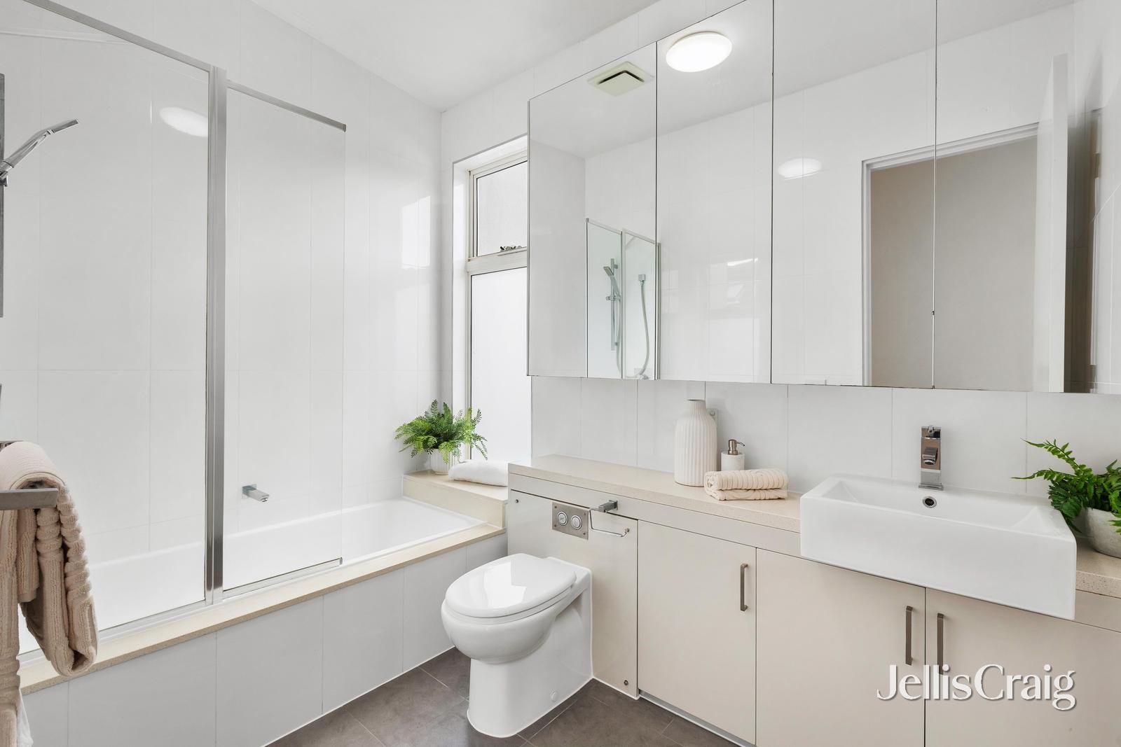 2/14 St Huberts Road, Carnegie image 5