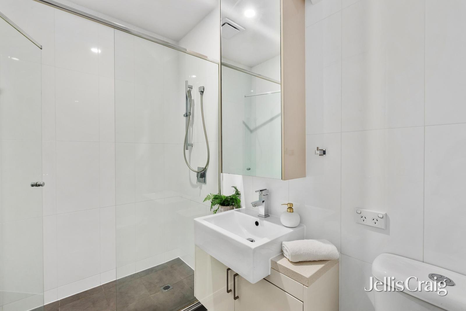 2/14 St Huberts Road, Carnegie image 7