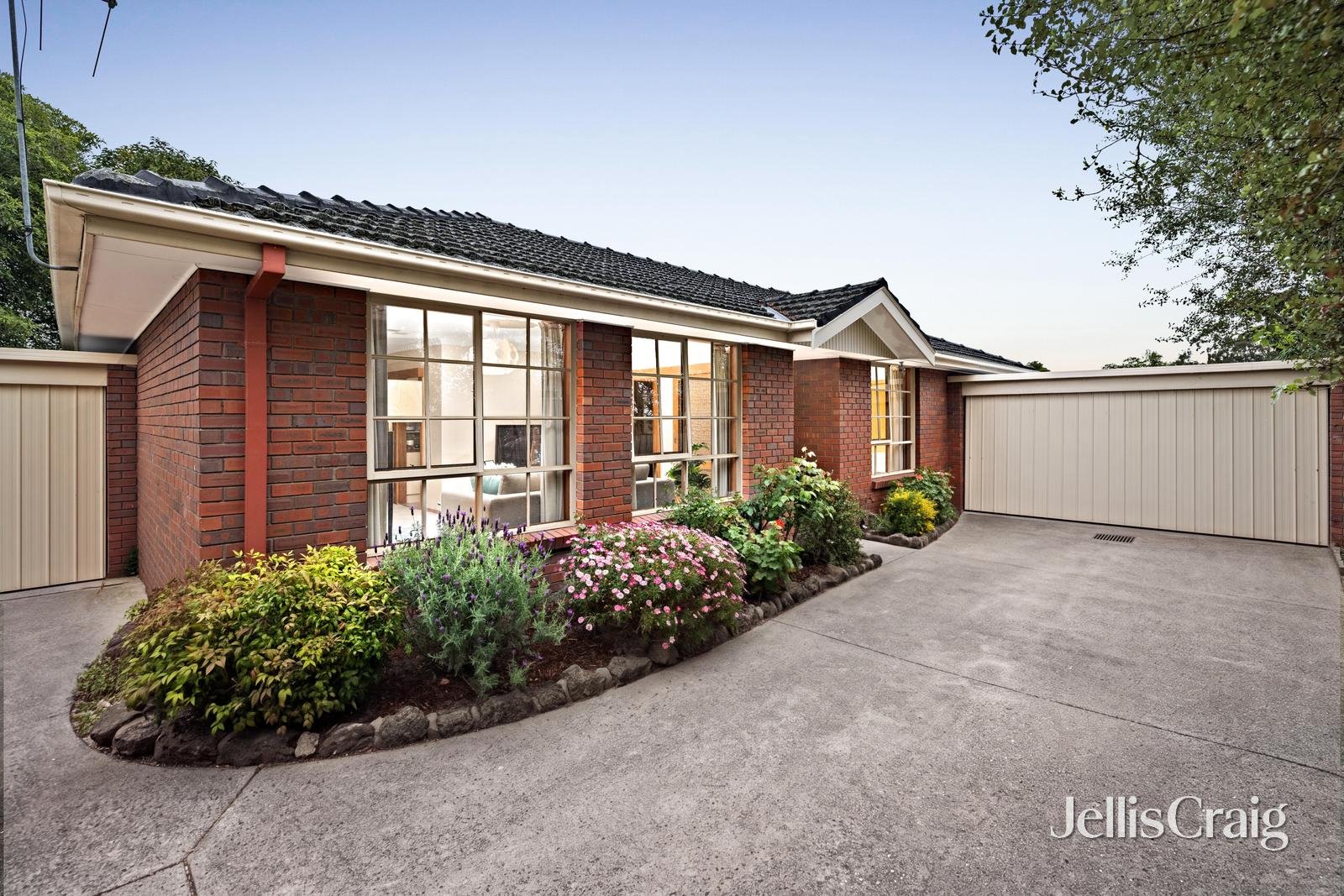 2/14 Vine Street, Blackburn image 1