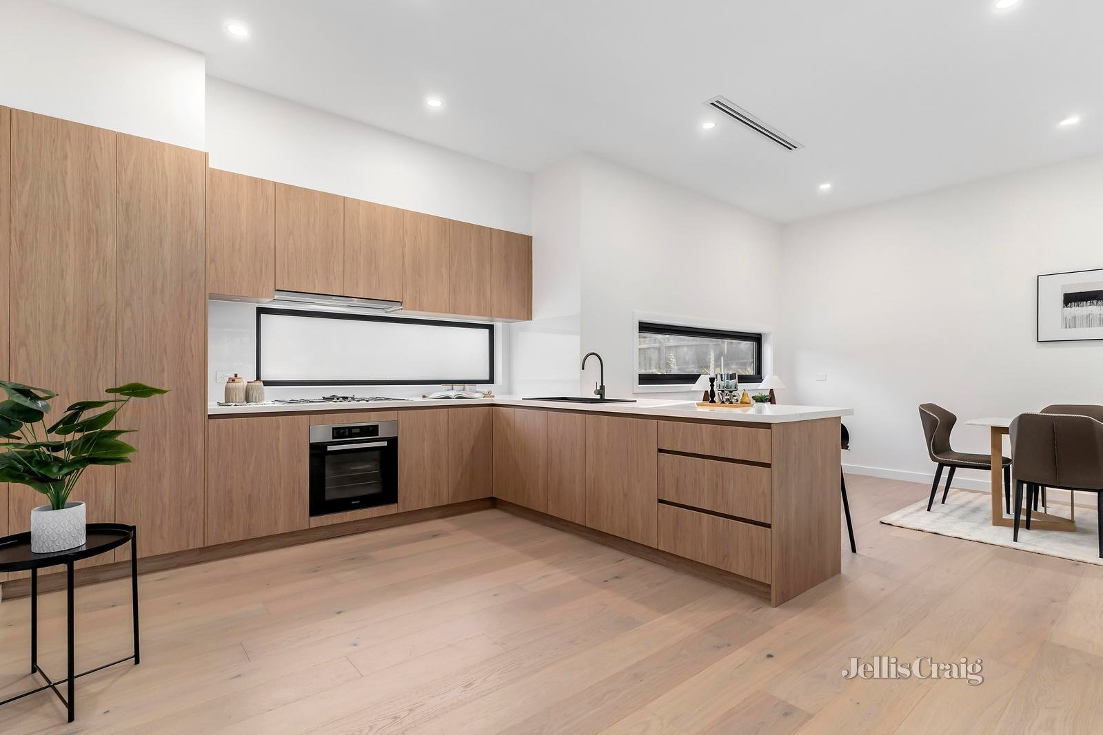 2/142 Ayr Street, Doncaster image 3