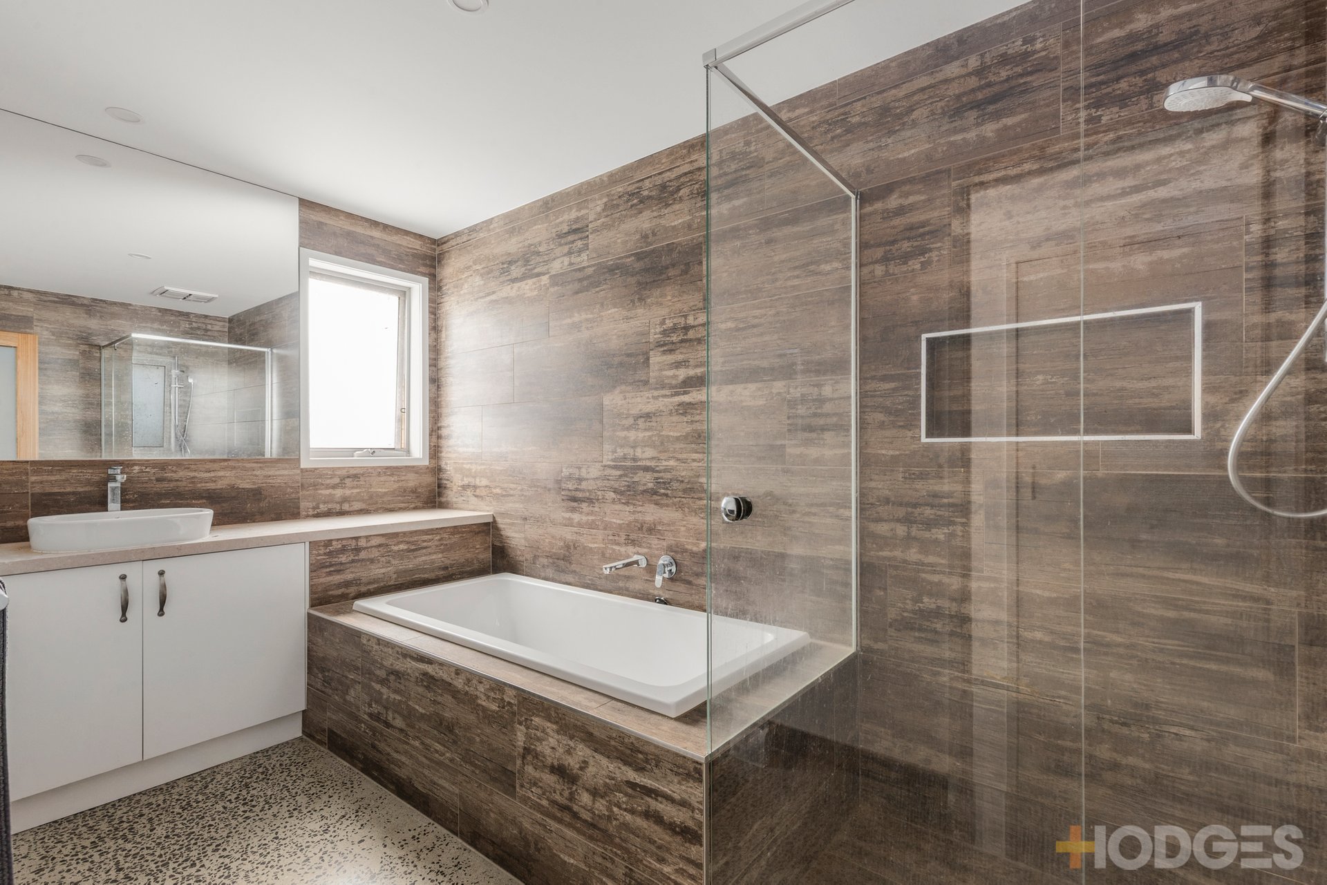 2 / 142 The Avenue Ocean Grove