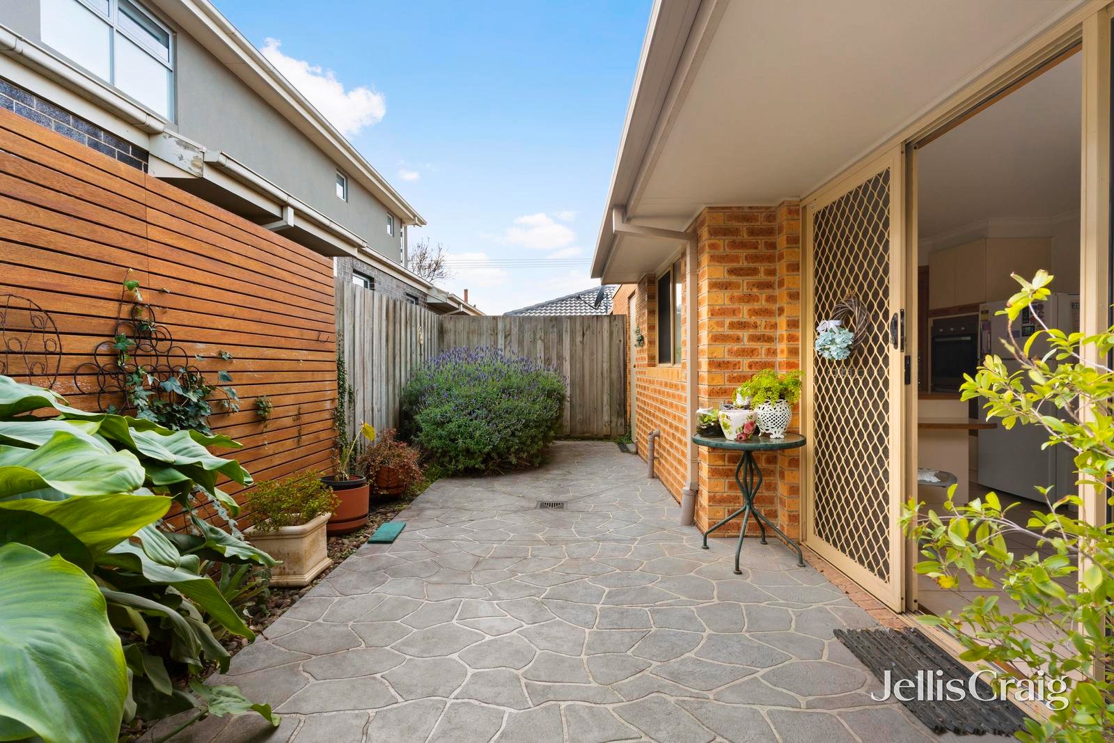 2/143 Bradshaw Street, Essendon image 8