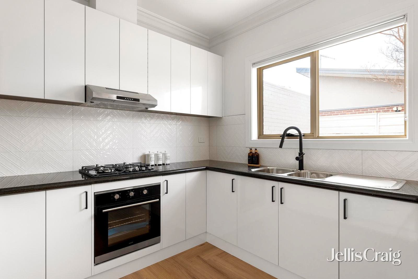 2/143 Rathcown Road, Reservoir image 3