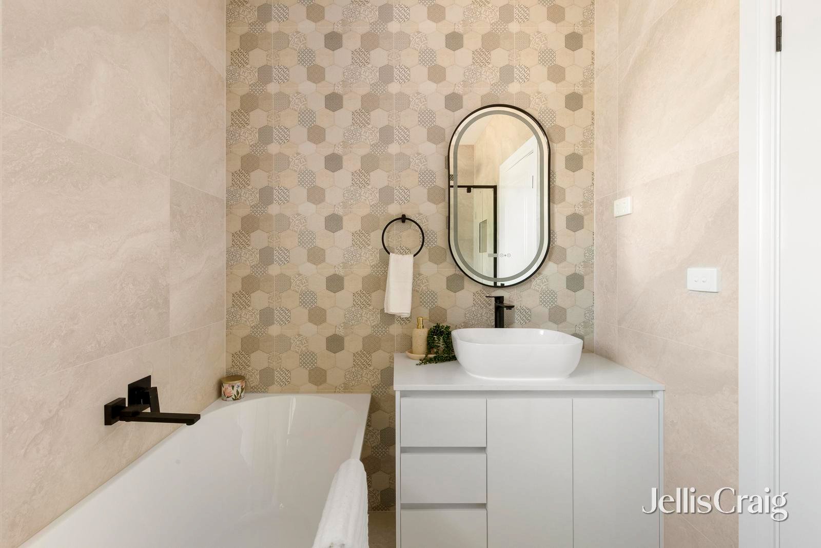 2/143 Rathcown Road, Reservoir image 7