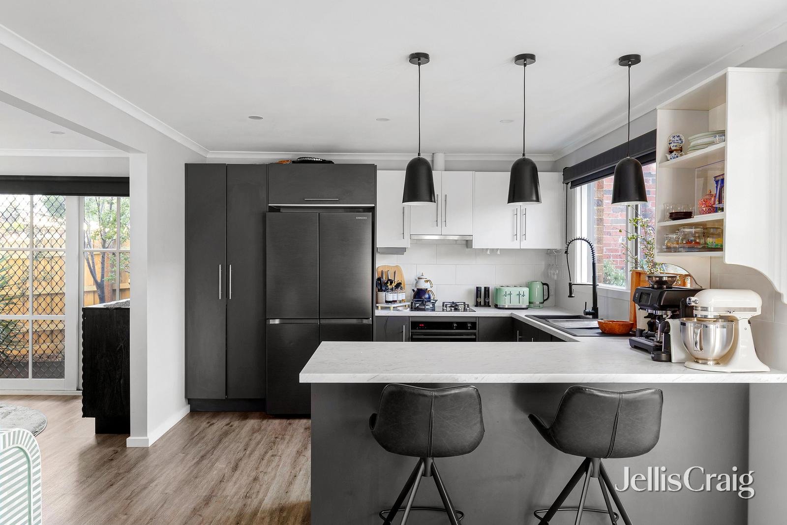 2/148 Nell Street, Greensborough image 2