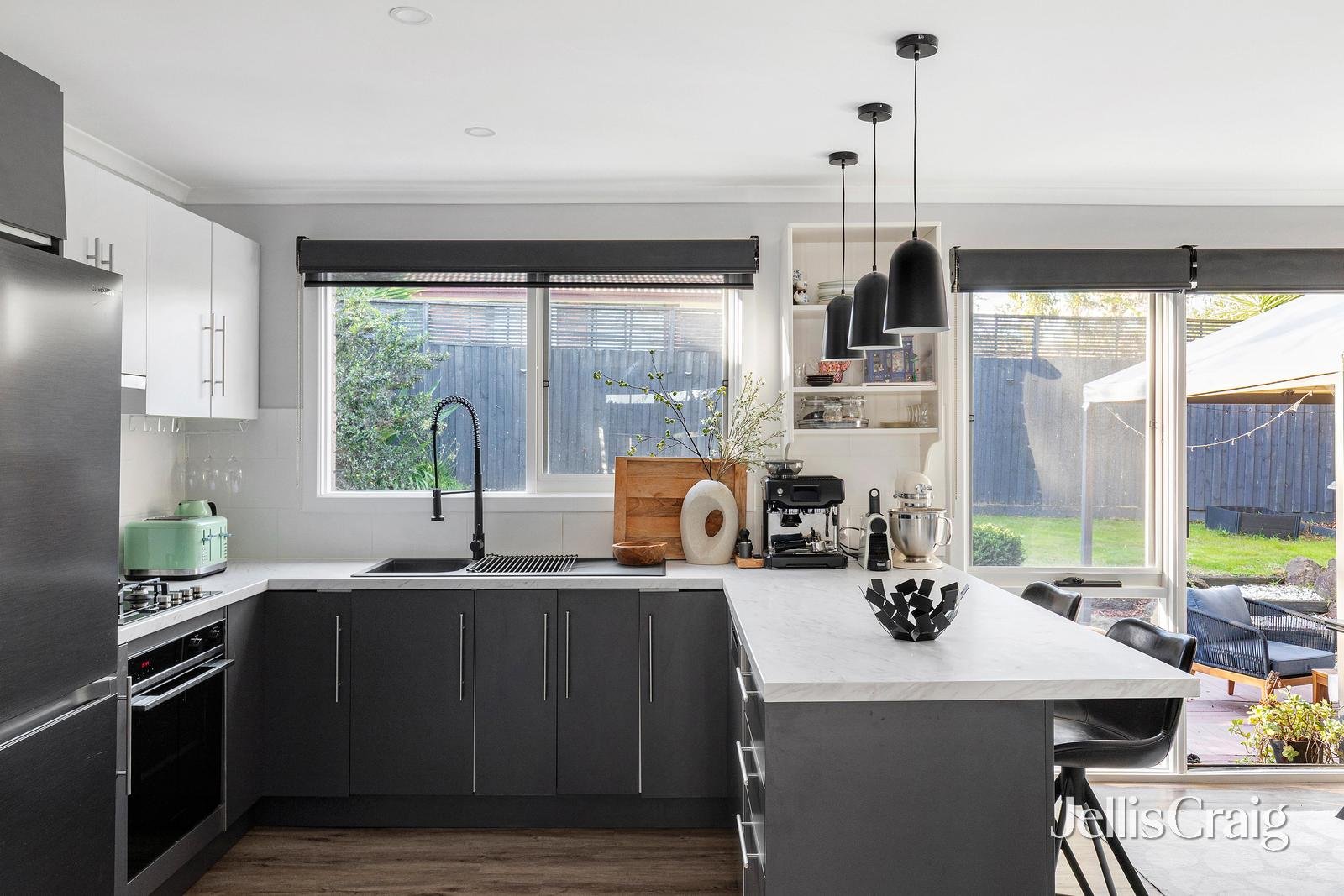 2/148 Nell Street, Greensborough image 3