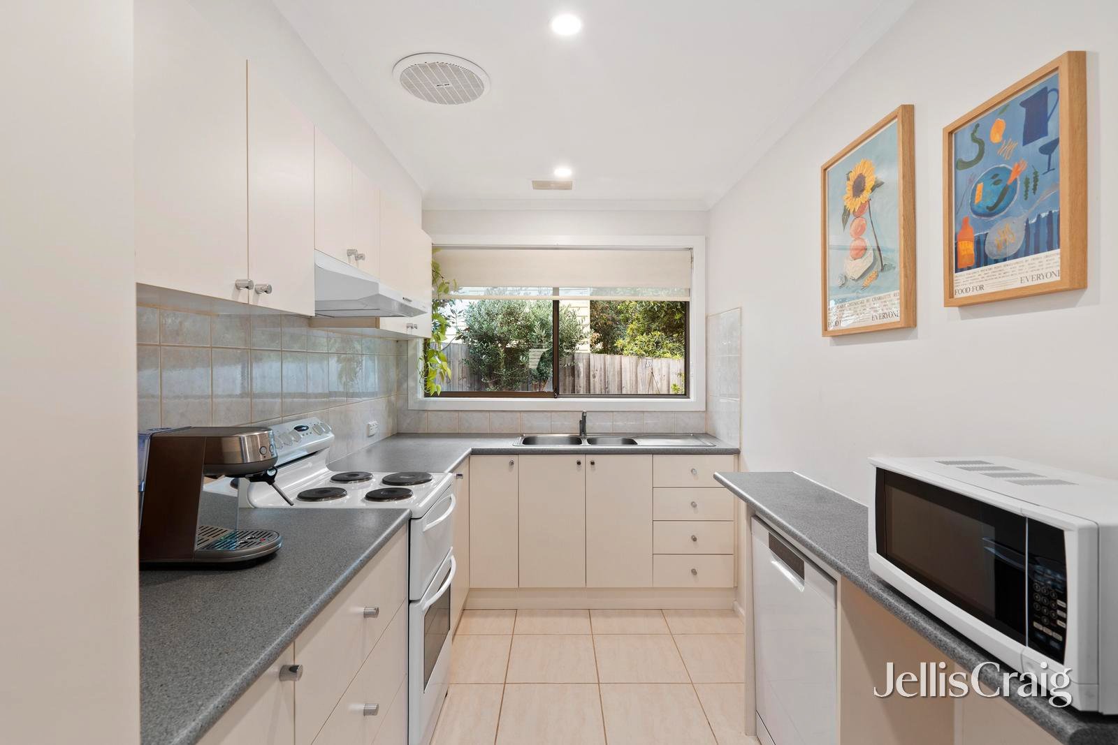 2/15 Andrew Street, Ringwood image 4