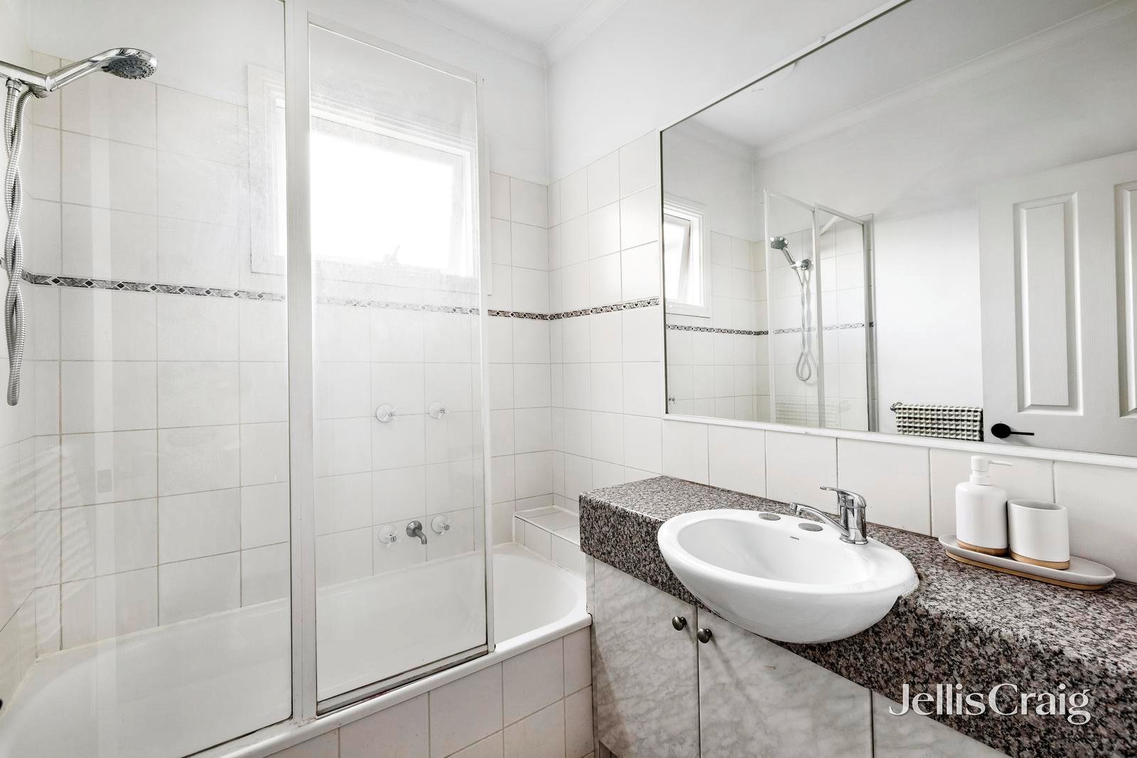 2/15 Caleb Street, Bentleigh East image 9
