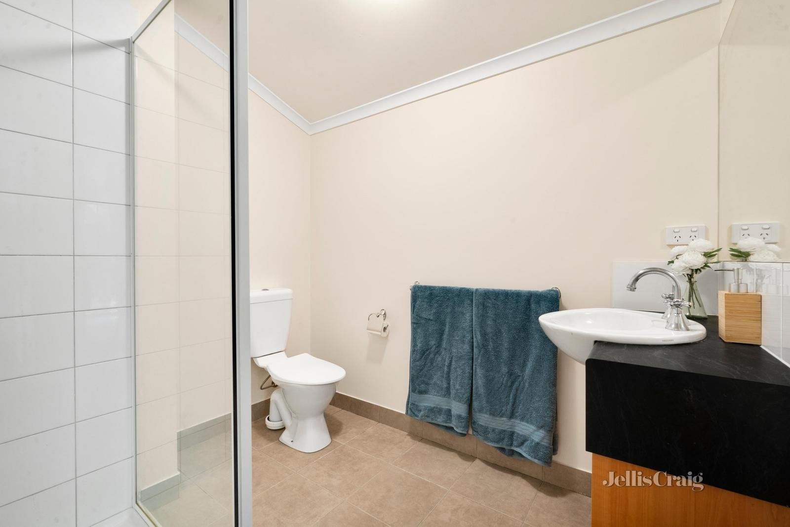 2/15 Daffodil Street, Wendouree image 6