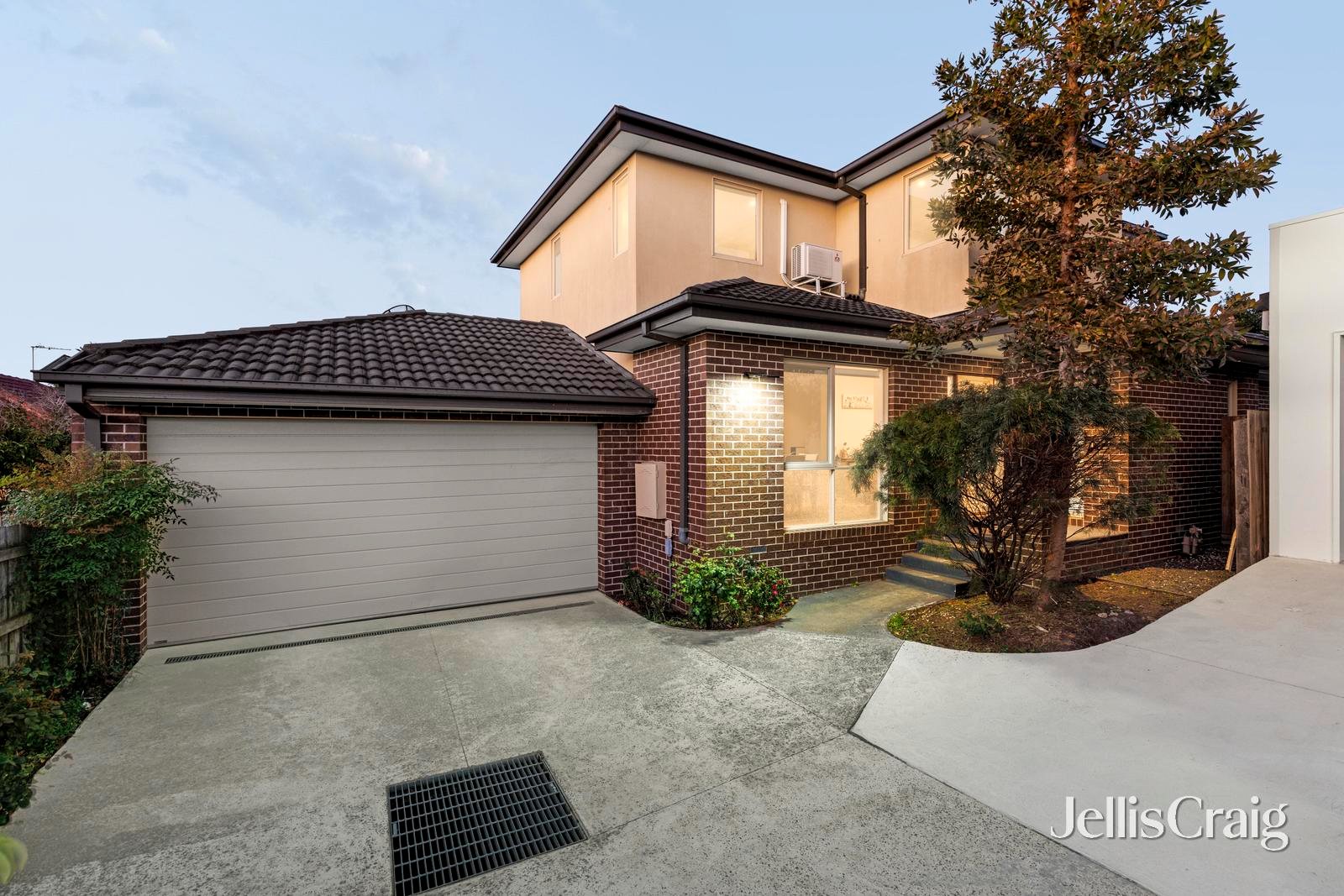 2/15 Emerald Street, Mount&nbsp;Waverley image 1
