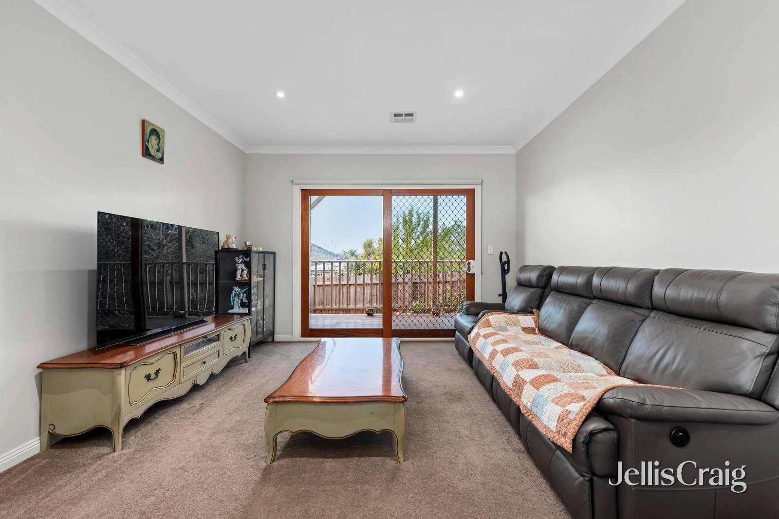 2/15 Emerald Street, Mount&nbsp;Waverley image 2