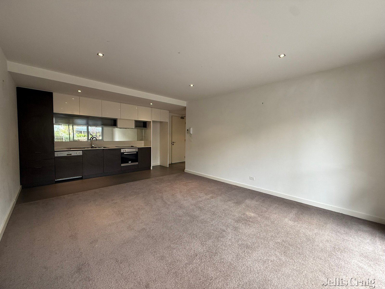 2/15 Eucalyptus Drive, Maidstone image 2
