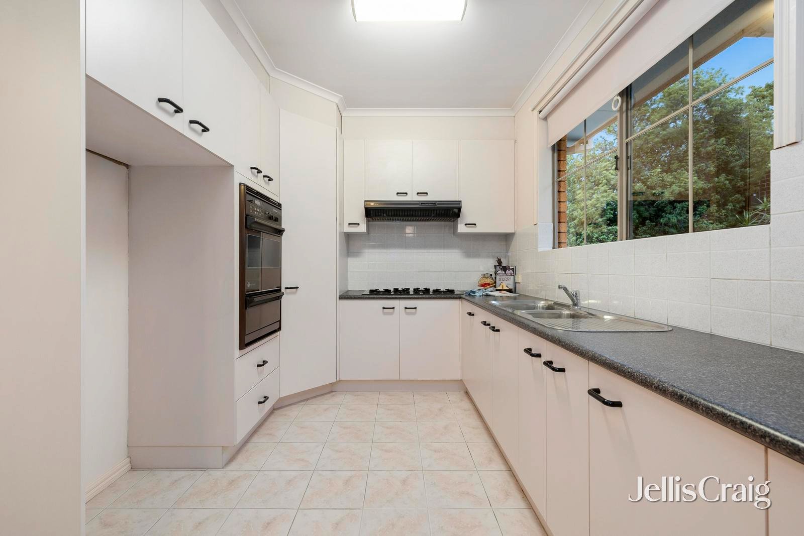 2/15 Gilmour Road, Bentleigh image 3