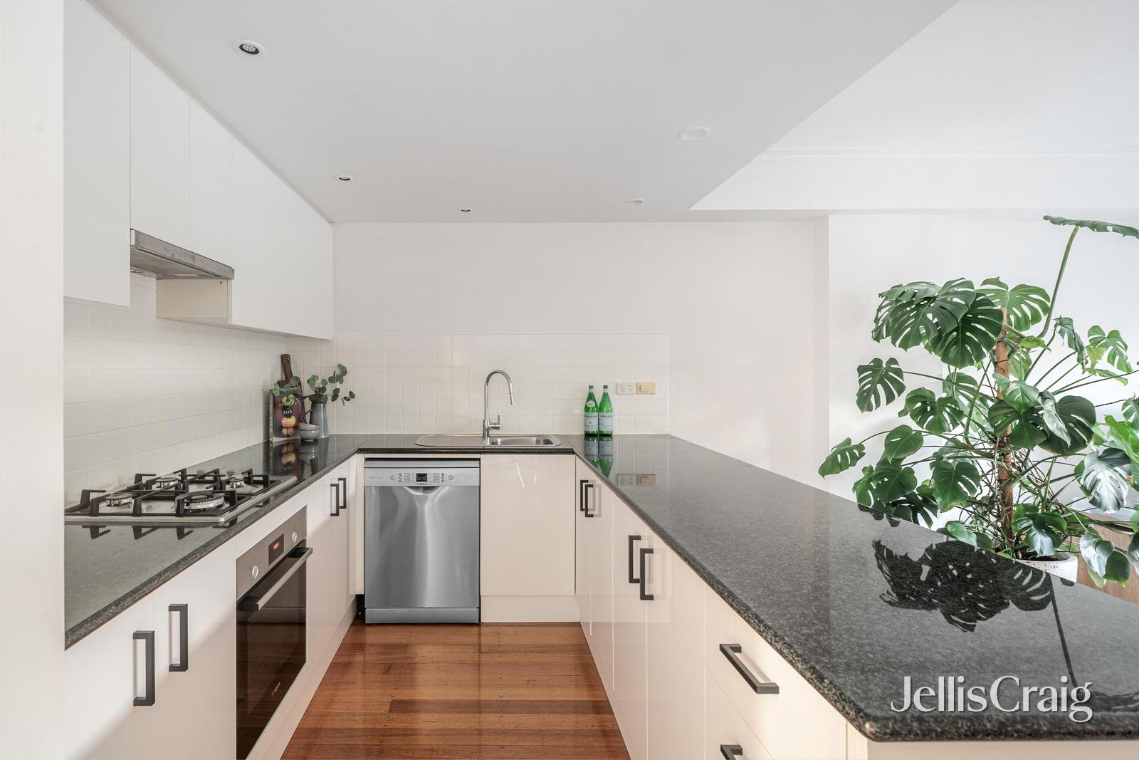 2/15 Hyland Street, South Yarra image 4