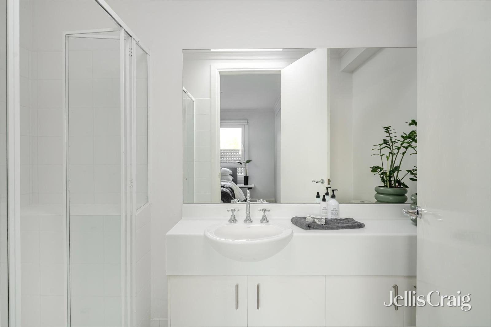 2/15 Hyland Street, South Yarra image 7