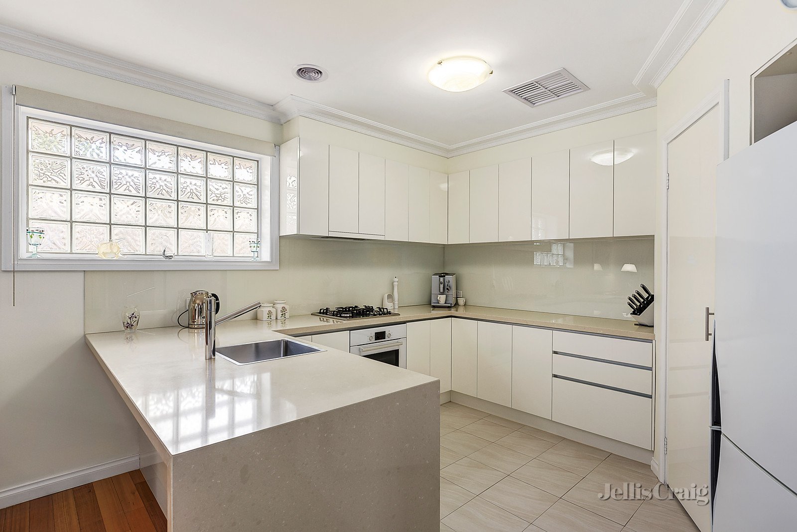 2/15 Irving Street, Mount Waverley image 3