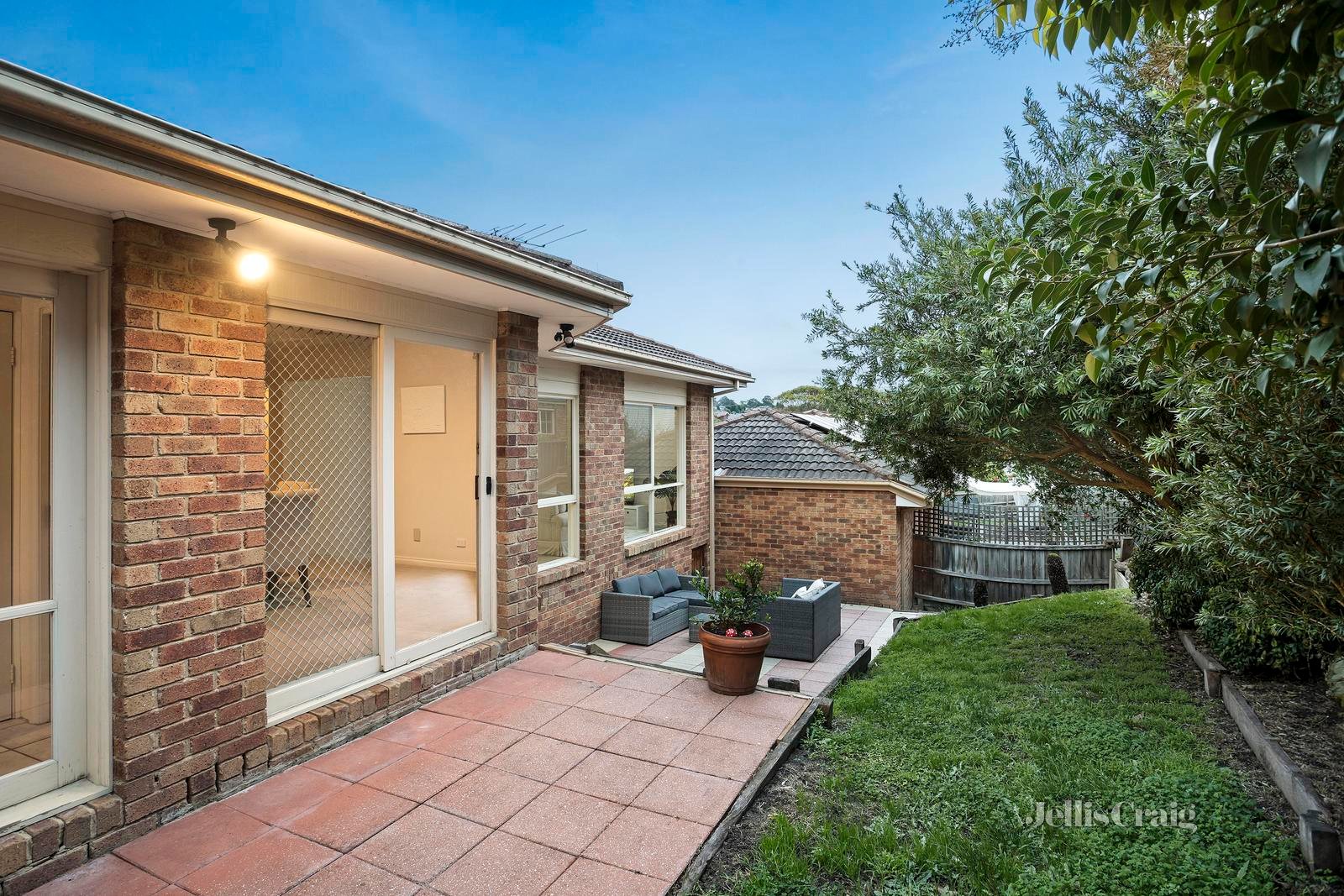 2/15 Laurie Road, Doncaster East image 11