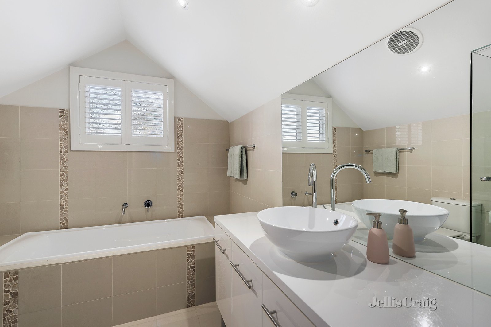 2/15 Mernda Avenue, Ashburton image 8