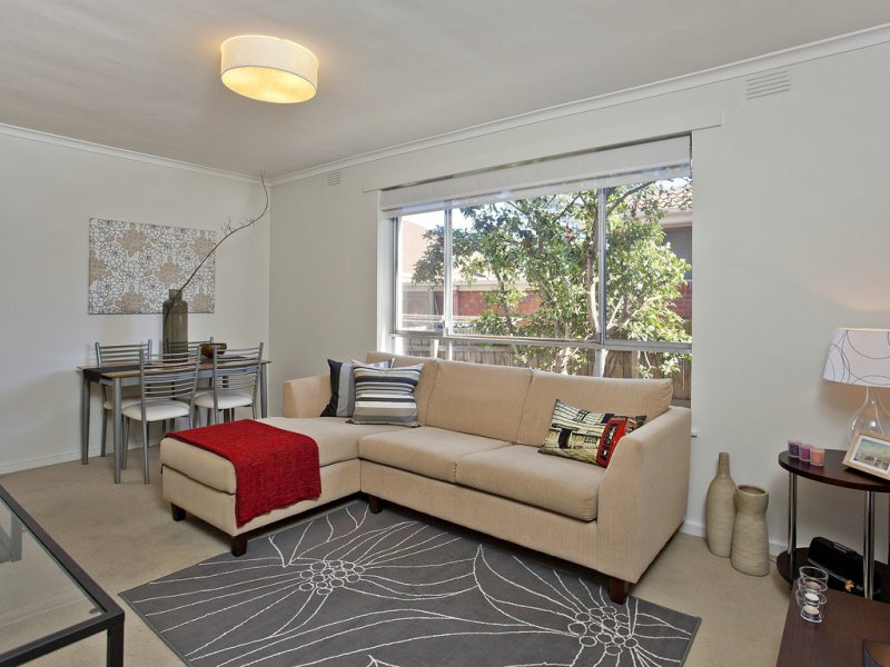 2/15 Royal Avenue, Essendon North image 2