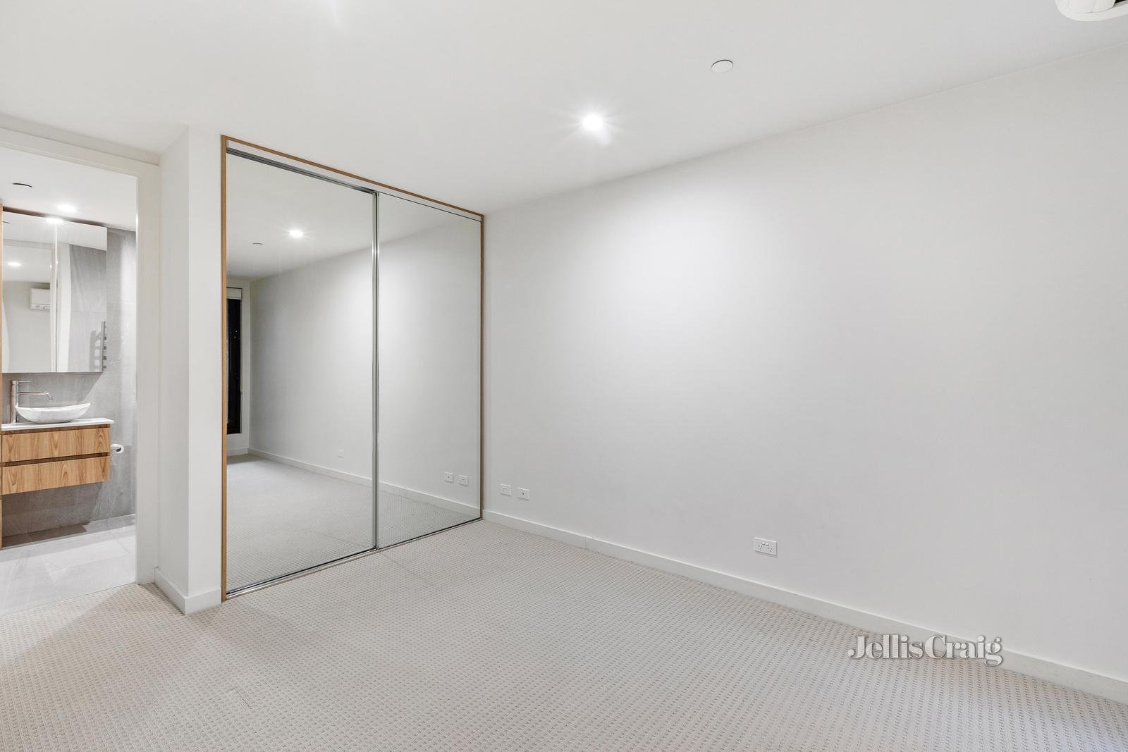 2/15 Vickery Street, Bentleigh image 5