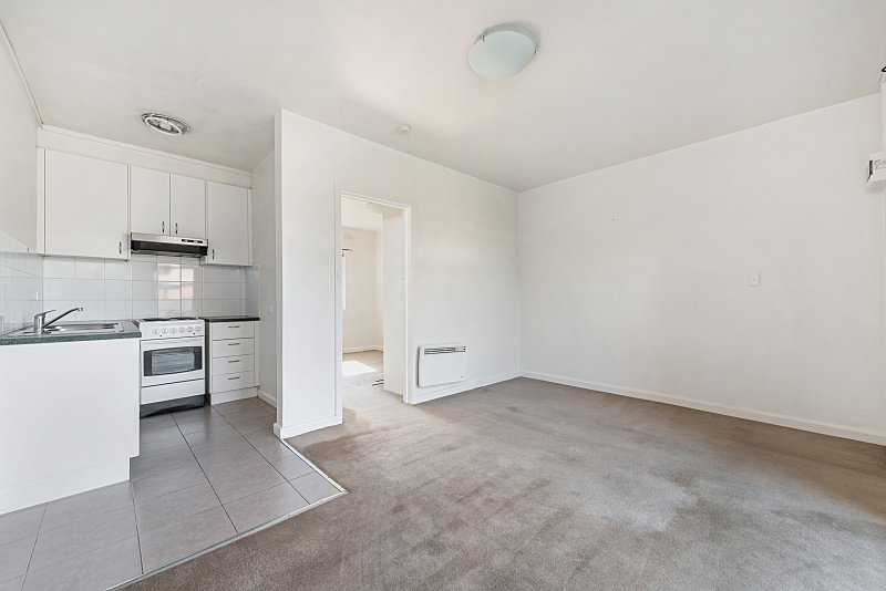 2 / 15 Waratah Avenue GLEN HUNTLY, VIC 3163