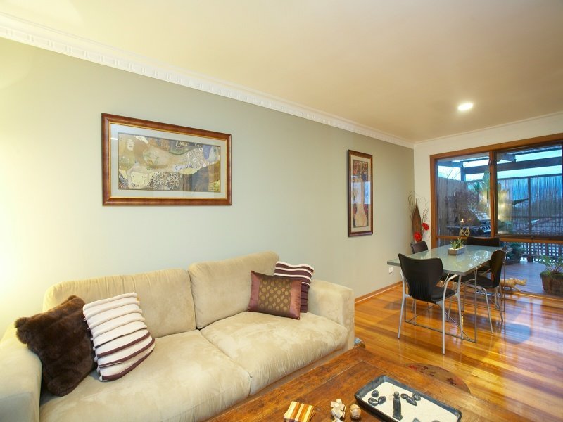 2/15 William Street, Ringwood image 4