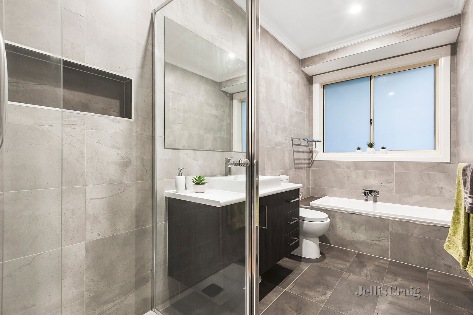 2/154 Sherbourne Road, Montmorency image 5