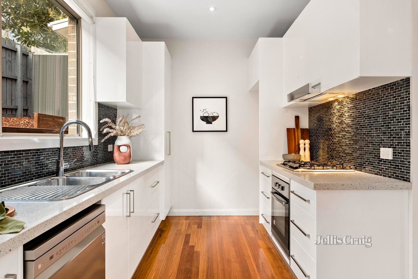 2/157 Essex Street, Pascoe Vale image 4