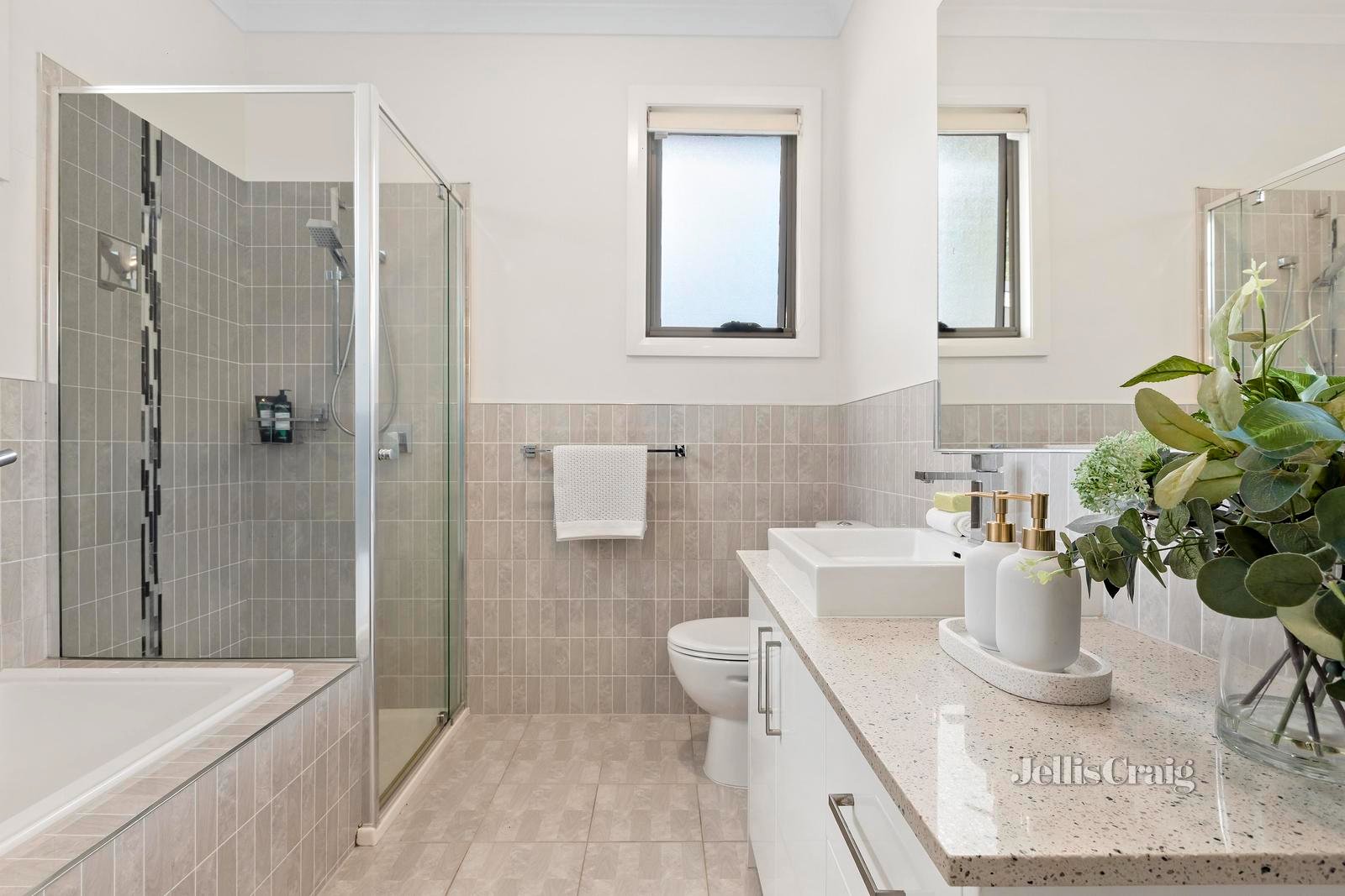 2/157 Essex Street, Pascoe Vale image 7