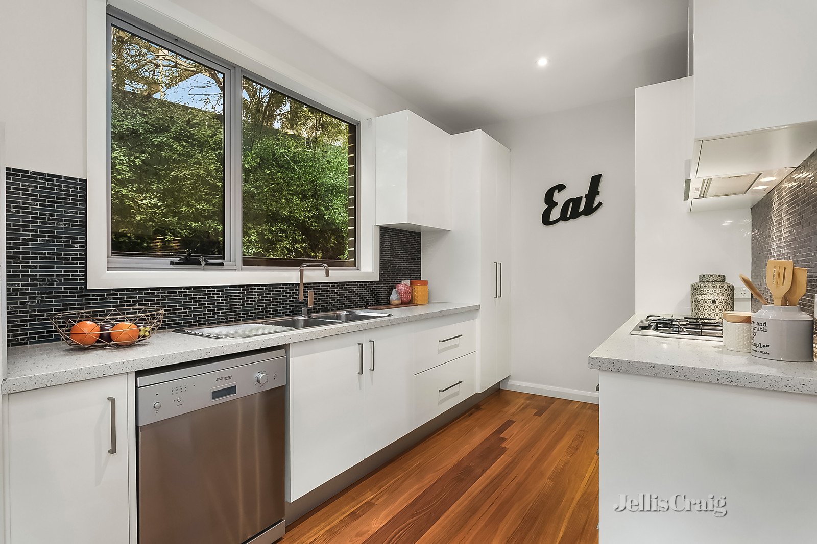 2/157 Essex Street, Pascoe Vale image 3